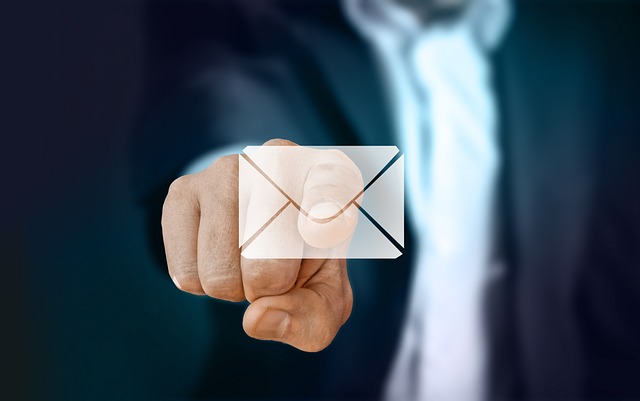 Hand klickt auf einen Postumschlag, als Anspielung auf eine Mail.